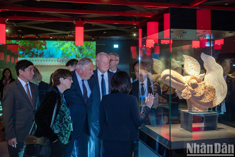 With thousands of archaeological artefacts from many periods, the exhibition space of the National Assembly House’s two basement levels is one of the most unique structures in the world, which contributes to preserving and connecting tradition and modernity.