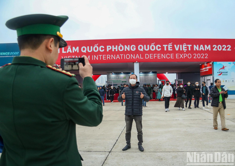 A soldier happily took a commemorative photo for a person at the entrance of the exhibition.