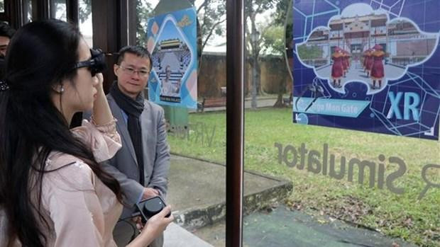 A vistor is experiencing the virtual tour. (Photo: VNA)