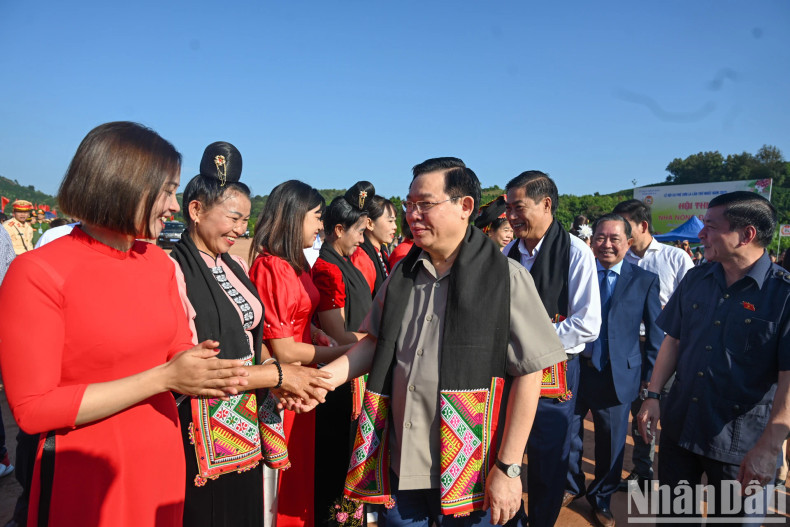 National Assembly Chairman Vuong Dinh Hue with ethnic people in Hua La commune. National Assembly Chairman Vuong Dinh Hue with ethnic people in Hua La commune.