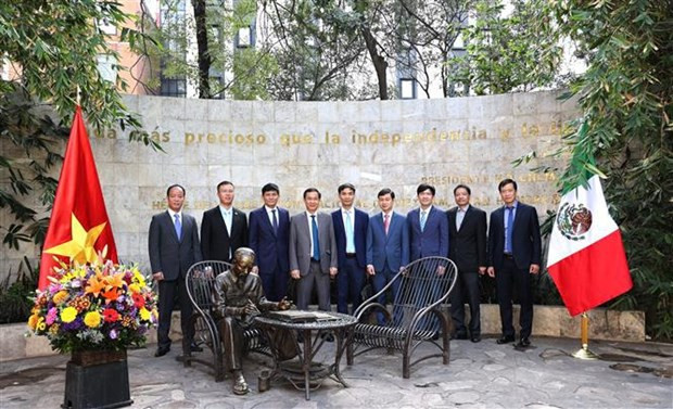 The CPV delegation lays flowers at President Ho Chi Minh’s statue at the Freedom of Ethnic Park in Mexico City (Photo: VNA)