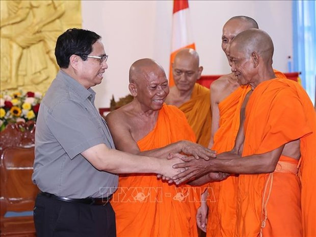 PM Pham Minh Chinh praises contributions by Buddhist monks and nuns in general and those of Khmer Theravada Buddhism in particular to the country’s achievements. (Photo: VNA)