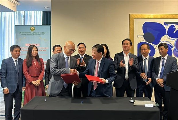 Chairman of the Hoa Binh People’s Committee Bui Van Khanh and Chairman of the Vietnam Business Association in the UK (VBUK) Paul Hoang sign the cooperation agreement (Photo: VNA) Chairman of the Hoa Binh People’s Committee Bui Van Khanh and Chairman of the Vietnam Business Association in the UK (VBUK) Paul Hoang sign the cooperation agreement (Photo: VNA)