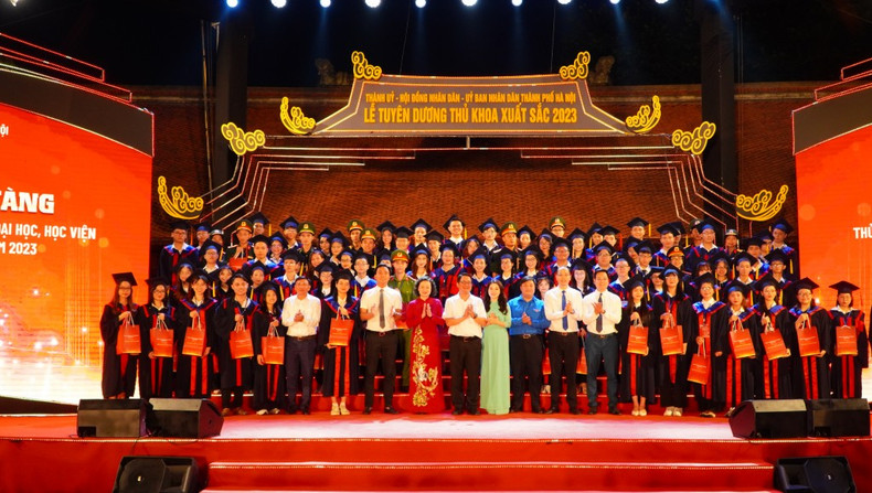 96 outstanding valedictorians from universities and institutes based in the capital were honoured