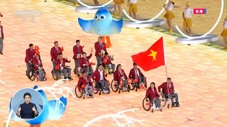 The Vietnamese disabled sports delegation entered the stadium.