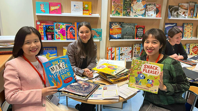 Exchanging books with international friends at the Book Fair. Exchanging books with international friends at the Book Fair.