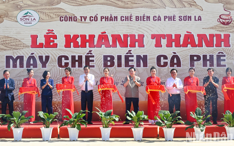 National Assembly Chairman Vuong Dinh Hue and delegates cut the ribbon to inaugurate Son La Coffee Processing Factory. National Assembly Chairman Vuong Dinh Hue and delegates cut the ribbon to inaugurate Son La Coffee Processing Factory.