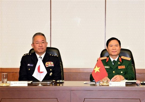 Senior Lieutenant General Nguyen Tan Cuong, Chief of the General Staff of the Vietnam People’s Army (VPA) (R) holds talks with General Yoshida Yoshihide, Chief of Staff of the Japan Self-Defence Forces Joint Staff. (Photo: VNA)