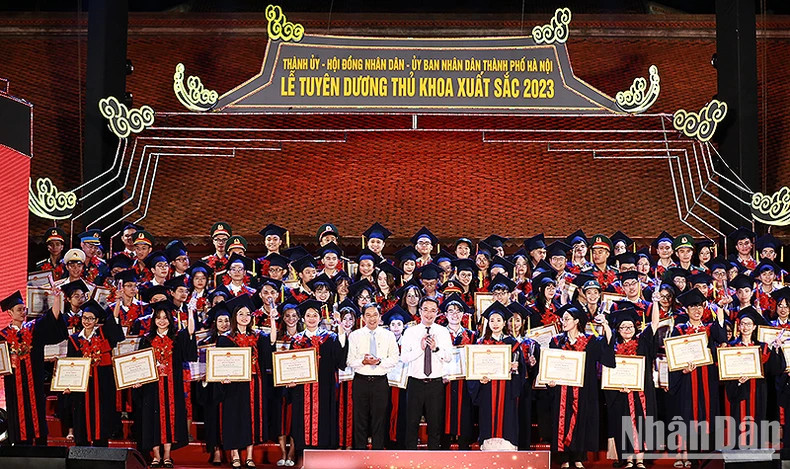 Representatives of ministries, departments, branches, and unions awarded Certificates of Merit and prizes to the valedictorians.