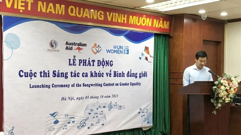 Vu Minh Ly, the Deputy Director of the Centre for Communication of Natural Resources and Environment under the Ministry of Natural Resources and Environment speaks at the launch ceremony.
