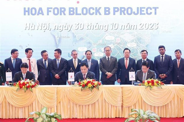 At the ceremony, PM Pham Minh Chinh, representatives from ministries and agencies, and foreign ambassadors witnessed the signing of important documents between Petrovietnam and its partners. (Photo: VNA)