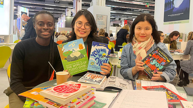 International visitors visit Kim Dong Publishing House's booth at the Book Fair. International visitors visit Kim Dong Publishing House's booth at the Book Fair.
