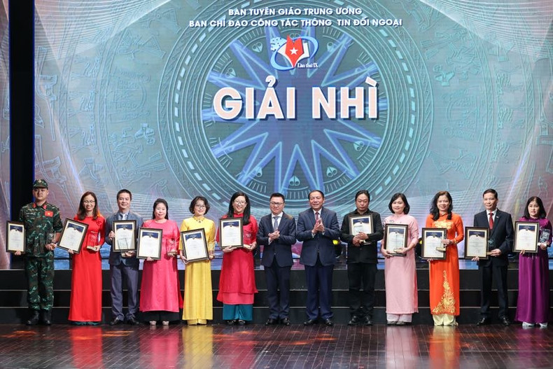 Nhan Dan (People) Newspaper journalists have won ten prizes, including four second, two third and two consolation prizes, at the National External Information Service Awards 2023.