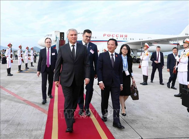 Chairman of the State Duma of the Federal Assembly of the Russian Federation Vyacheslav Victorovich Volodin arrives in Hanoi on October 5 afternoon. (Photo: VNA)
