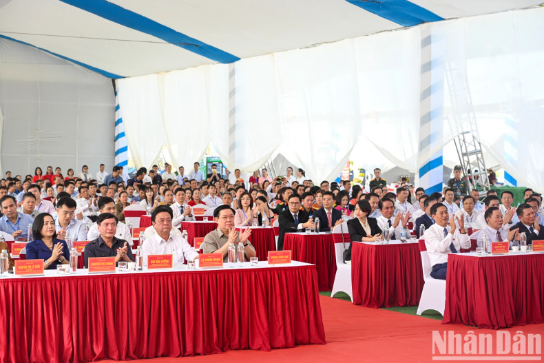 On the same morning, National Assembly Chairman Vuong Dinh Hue and the National Assembly delegation attended the inauguration ceremony of the Son La Coffee Processing Factory in Muong Bon commune, Mai Son district. On the same morning, National Assembly Chairman Vuong Dinh Hue and the National Assembly delegation attended the inauguration ceremony of the Son La Coffee Processing Factory in Muong Bon commune, Mai Son district.