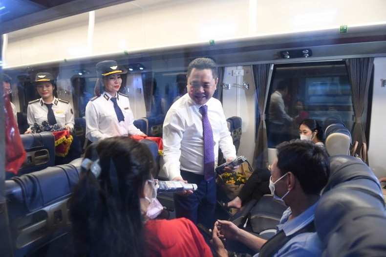 Delegates visited the carriages of the high-quality train.