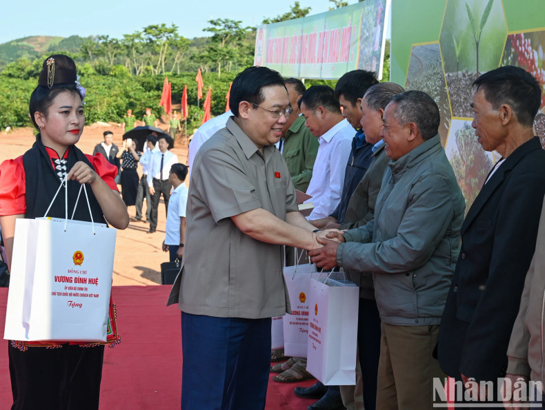 National Assembly Chairman Vuong Dinh Hue gives gifts to poor households and policy families in Hua La commune, Son La City. National Assembly Chairman Vuong Dinh Hue gives gifts to poor households and policy families in Hua La commune, Son La City.