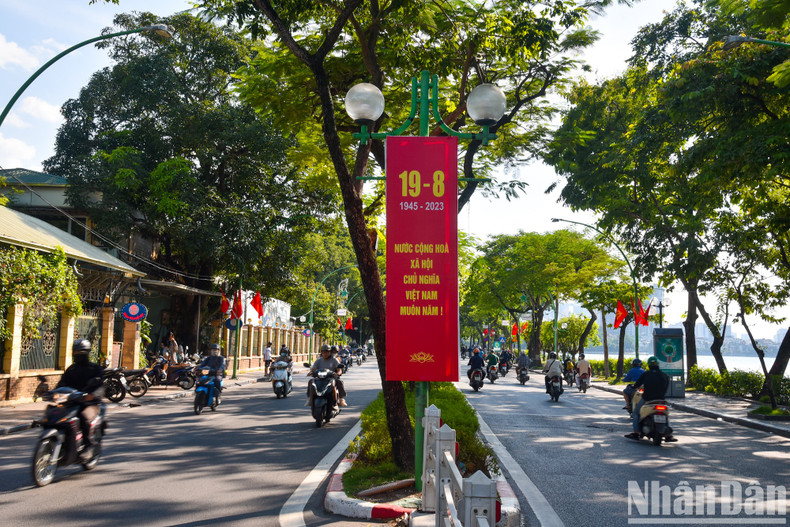 [In Pictures] Streets of Hanoi coloured in flags and flowers to celebrate Vietnam's National Day ảnh 8