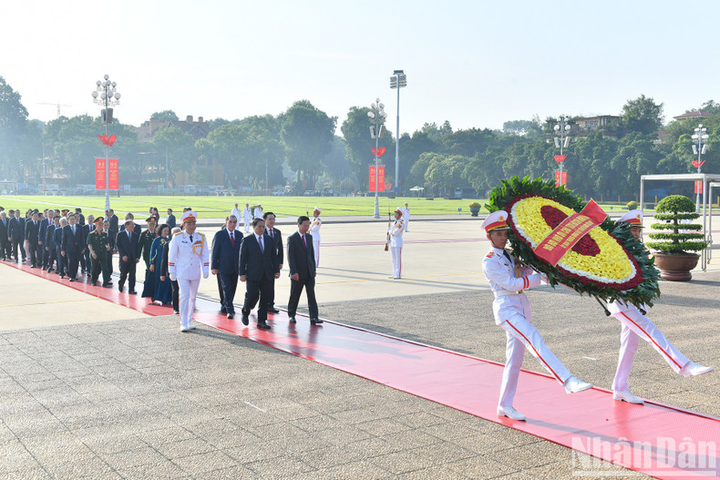 The leaders and former leaders of the Party and State pay tribute to President Ho Chi Minh.