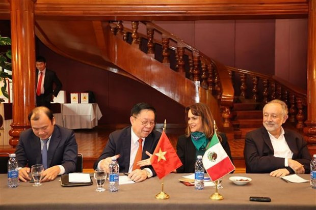 Working session between Secretary of the CPV Central Committee and head of its Commission for Information and Education Nguyen Trong Nghia (second from left) and secretary of international affairs of Mexico's Institutional Revolutionary Party Sofia Carvajal (Photo: VNA)