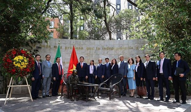 CPV delegation visits President Ho Chi Minh's Monument in downtown Mexico City (Photo: VNA)