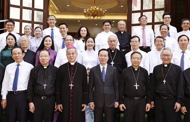 President Vo Van Thuong (first row, third from right) in a group photo with members of the Catholic Bishops' Conference of Vietnam at the meeting. (Photo: VNA) President Vo Van Thuong (first row, third from right) in a group photo with members of the Catholic Bishops' Conference of Vietnam at the meeting. (Photo: VNA)