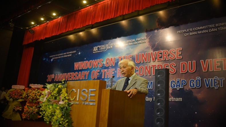 Professor Tran Thanh Van speaks at the conference.