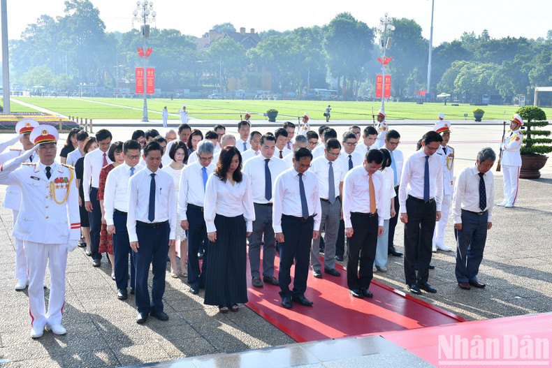 The delegation of the Ministry of Foreign Affairs pay tribute to President Ho Chi Minh.