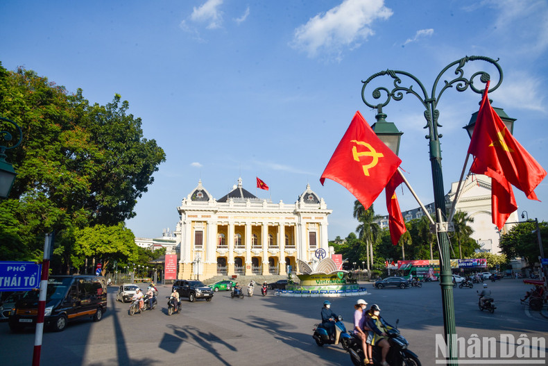 [In Pictures] Streets of Hanoi coloured in flags and flowers to celebrate Vietnam's National Day ảnh 1