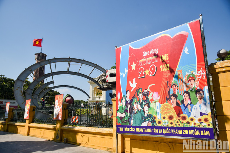 [In Pictures] Streets of Hanoi coloured in flags and flowers to celebrate Vietnam's National Day ảnh 7