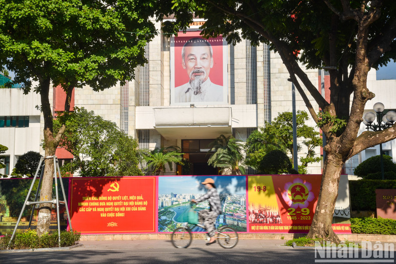 [In Pictures] Streets of Hanoi coloured in flags and flowers to celebrate Vietnam's National Day ảnh 3