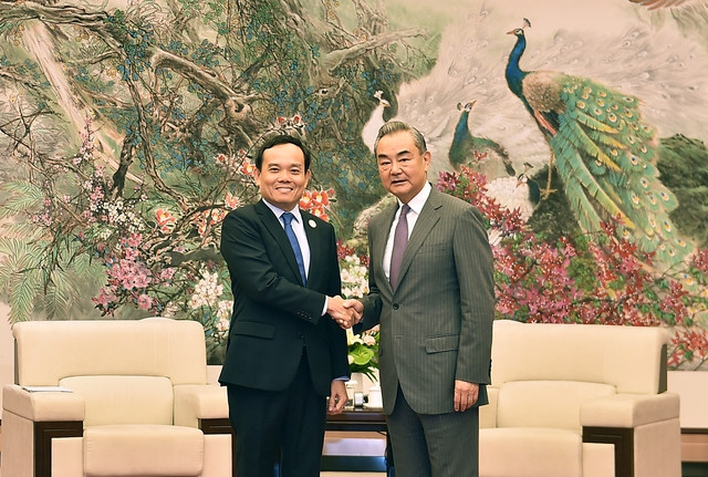 Deputy Prime Minister Tran Luu Quang (left) and Chinese Minister of Foreign Affairs Wang Yi (Photo: VGP)