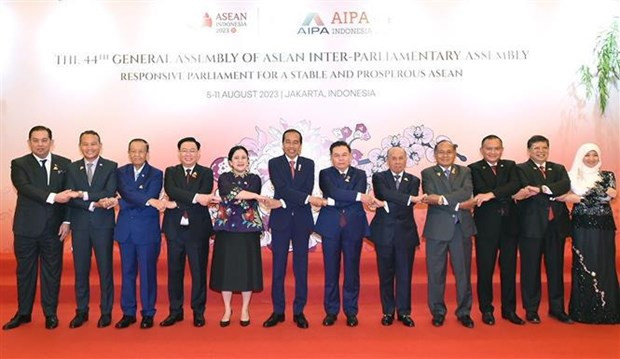 Indonesian President Joko Widodo (sixth, from left) and heads of delegations to the AIPA-44 pose for a group photo at the opening ceremony. (Photo: VNA)