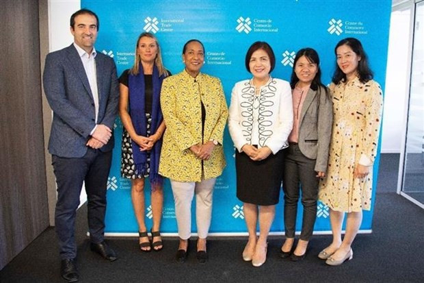 Ambassador Le Thi Tuyet Mai (third from right) and ITC Executive Director Pamela Coke-Hamilton at a meeting on July 14 (Photo: VNA)