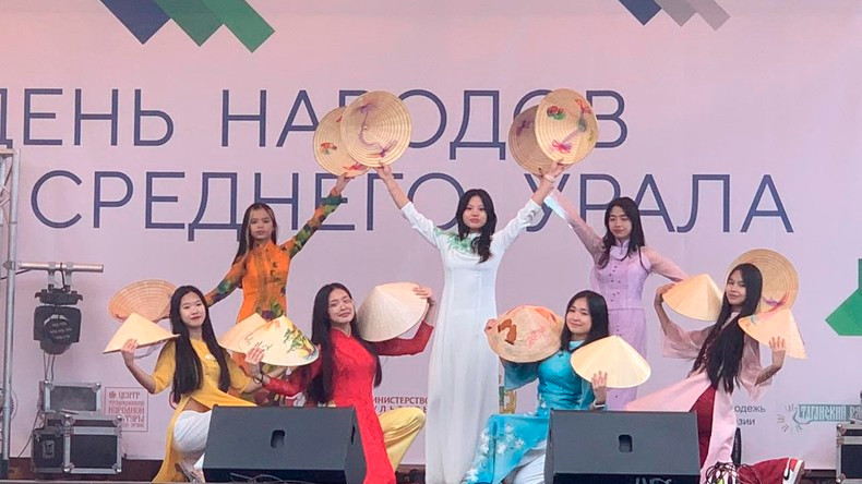 Performance by students and children of the Vietnamese community at Ekaterinburg.