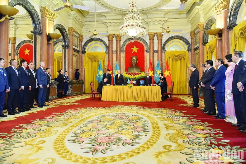 [In Pictures] Vietnam and Kazakhstan boost cooperation in many fields ảnh 9