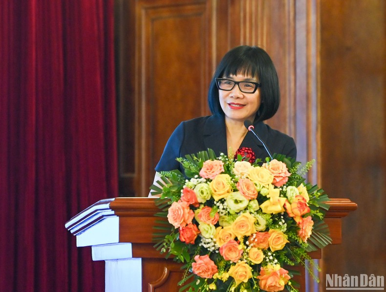 Deputy Minister of Justice Dang Hoang Oanh speaks at the meeting.