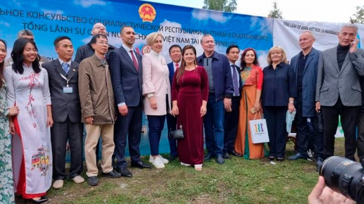 Leaders of Sverdlovsk Province, Ekaterinburg City take souvenir photos at the exhibition booth of Vietnam.
