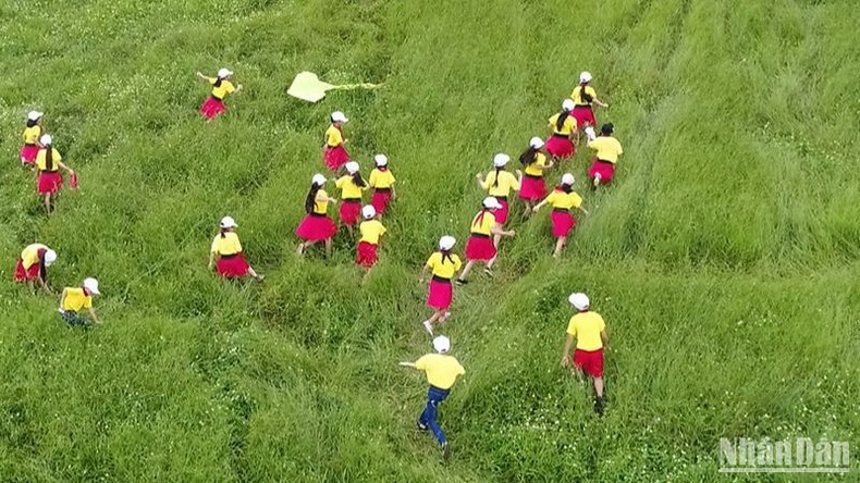 The 'Moc Chau Tour' application helps to promote tourism products in Moc Chau District. The 'Moc Chau Tour' application helps to promote tourism products in Moc Chau District.