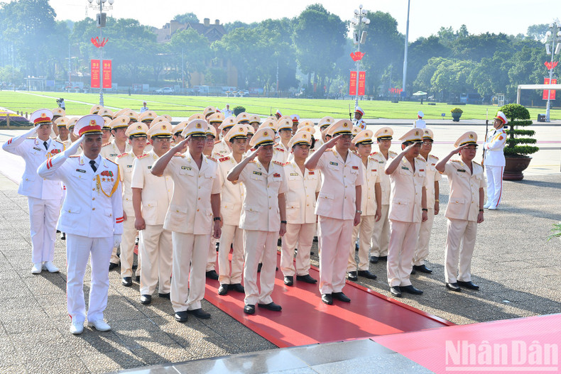The delegation of the Central Public Security Party Committee - the Ministry of Public Security pay tribute to President Ho Chi Minh.