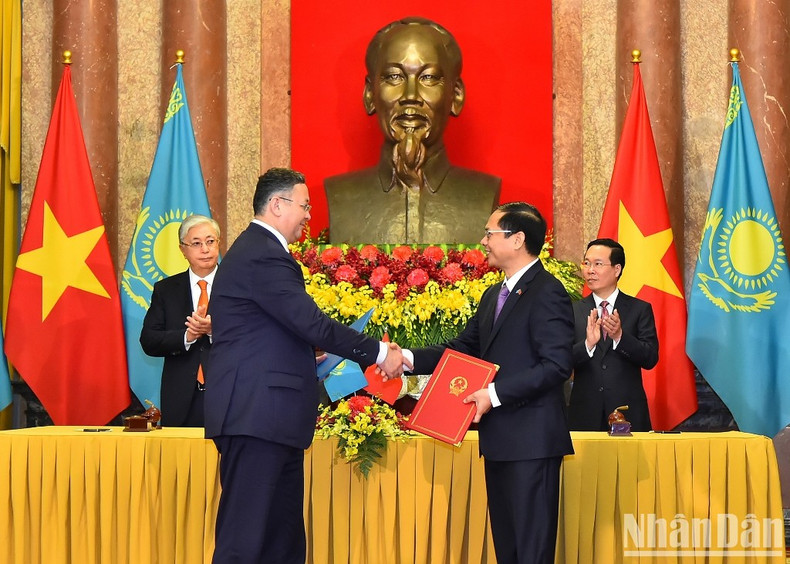 President Vo Van Thuong and Kazakh President Kassym-Jomart Tokayev witnessed the signing ceremony of the agreement between Vietnam and Kazakhstan on visa exemption for ordinary passport holders.