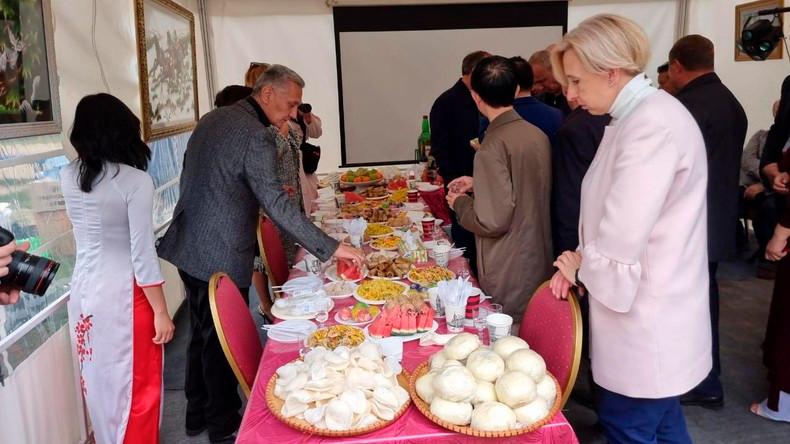 Participants enjoy Vietnamese cuisine.