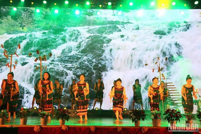 A performance in brocade costumes of the indigenous people of Dak Nong at the art exchange programme between Dak Nong (Vietnam) and India.