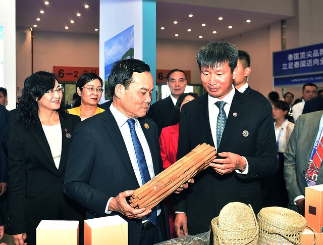 Deputy Prime Minister Tran Luu Quang (centre) visits a Vietnamese booth at the fair (Photo: VGP)