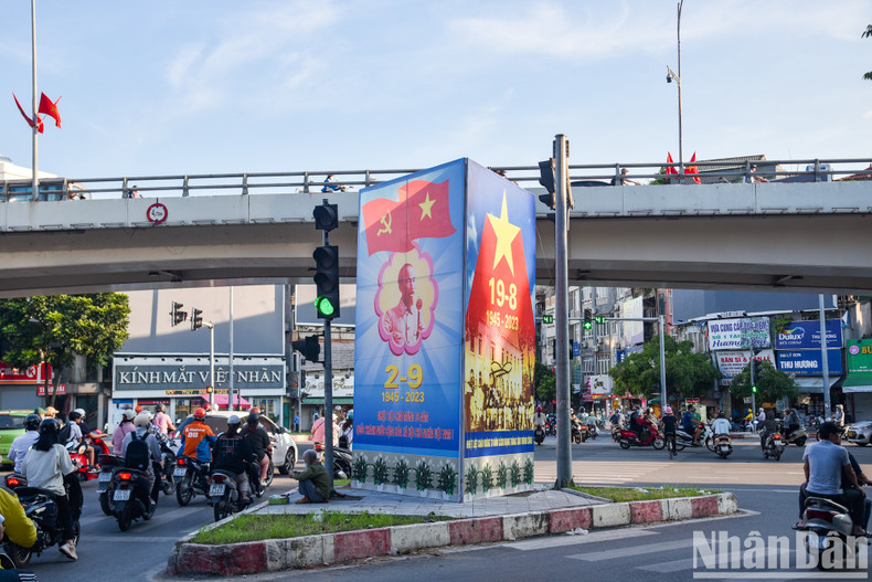 [In Pictures] Streets of Hanoi coloured in flags and flowers to celebrate Vietnam's National Day ảnh 11