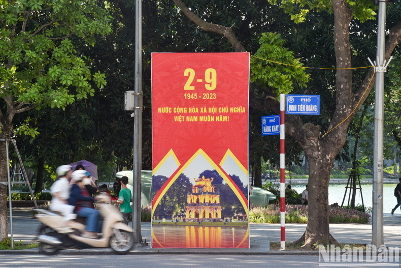 [In Pictures] Streets of Hanoi coloured in flags and flowers to celebrate Vietnam's National Day ảnh 2