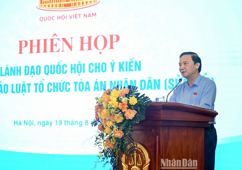 NA Vice Chairman Nguyen Khac Dinh speaks at the meeting.