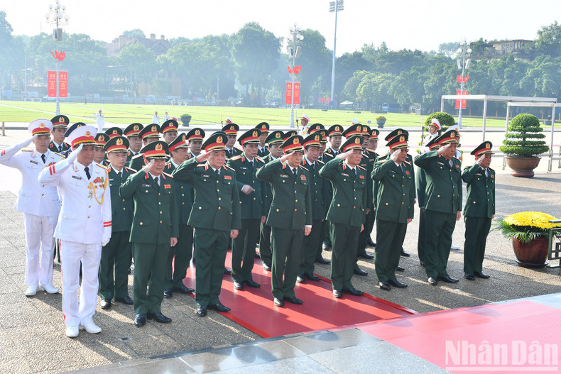 The delegations from the Central Military Commission - the Ministry of National Defence pay tribute to President Ho Chi Minh