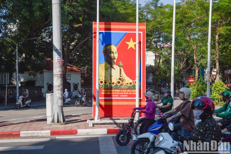 [In Pictures] Streets of Hanoi coloured in flags and flowers to celebrate Vietnam's National Day ảnh 10