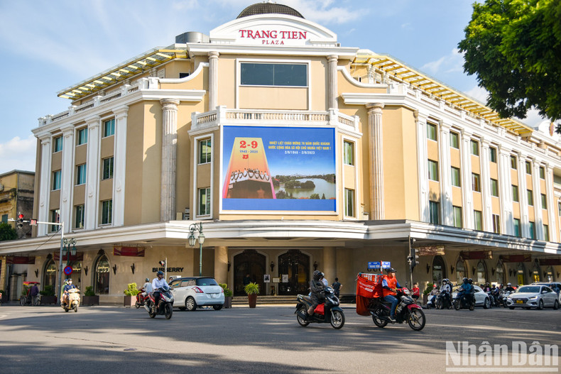 The large-sized picture celebrating the 78th National Day of Vietnam is located at Trang Tien Plaza.